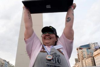 “Arriba las mujeres parrilleras”: Natalí Suárez Pardo, la primera campeona nacional de asado en Argentina