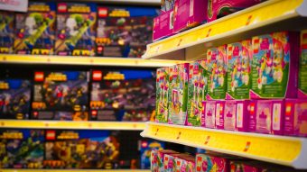 Los juguetes también sufren con el Impuesto Rosa: Estudio del Sernac revela diferencias de precios en productos infantiles