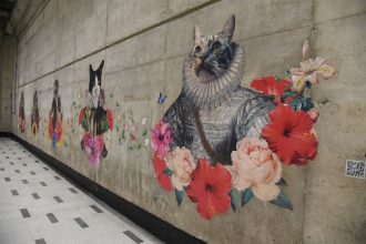"Michis y perrunos medievales": Metro de Santiago lanza concurso para hacer retratos de mascotas en las estaciones