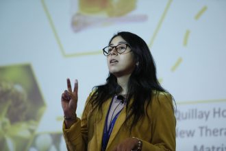 Mostrando las propiedades de la miel: Científica chilena gana importante premio internacional