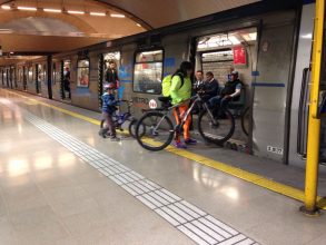 Metro de Santiago permitirá el ingreso de bicicletas y scooters todos los domingos
