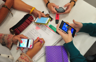 ¿Lo aplicarías en Chile?: Italia busca prohibir el uso de celulares en clases por ser una "distracción" y una "falta de respeto a los profesores"