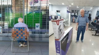 "Es mi cábala": hombre de 82 años se viraliza por ver los partidos de Argentina fuera de una tienda