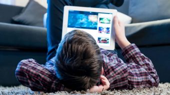 "Contribuye a las obsesiones": estudio señala que el tiempo mirando videos podría relacionarse con el TOC en niños