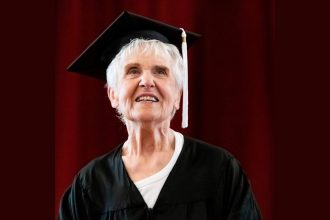"Simplemente no te rindas": Joyce DeFauw de 90 años egresó de la universidad después de casi 7 décadas