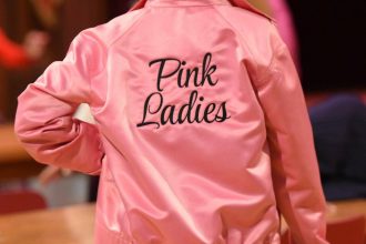 "Rise of the Pink Ladies": Paramount+ lanza las primeras imágenes de la precuela de "Grease"