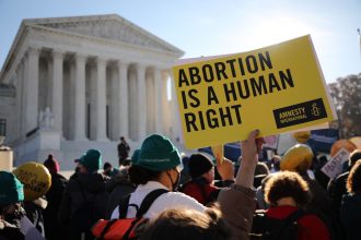 Estudio indica que las mujeres en Estados Unidos son más propensas al suicidio cuando se restringe el derecho a abortar