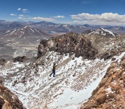 Equilibrio a 6.893 metros de altura: chilenos logran récord mundial de highline en el Volcán Ojos del Salado
