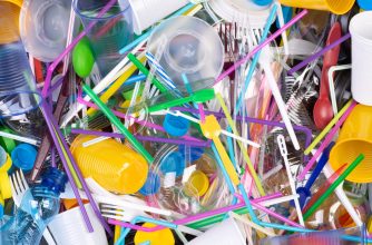 No más bandejas, palitos de globos y otros artículos de plástico: Reino Unido impulsará el uso de productos biodegradables