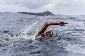 ¡Y lo consiguió! : Bárbara Hernández es la primera persona en lograr el nado más largo en Antártica