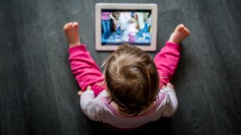 Estudio indica que niños y adolescentes pasan el equivalente a dos meses al año frente a una pantalla
