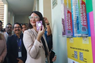 Un paso en educación sexual: Dispensadores de preservativos serán repuestos en 11 liceos de Santiago