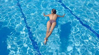 Nueva normativa de Berlín permitirá que las mujeres puedan estar en topless en piscinas públicas