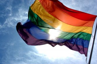 Informe del Movilh indica que en 2022 nuevamente se redujeron las denuncias por homofobia/transfobia, pero con el doble de crímenes de odio