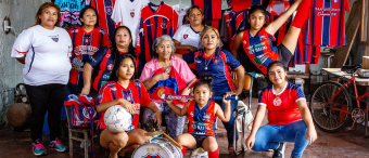 “Cuerpas reales, hinchas reales”: La exposición fotográfica que retrata a aficionadas del fútbol de 10 países iberoamericanos