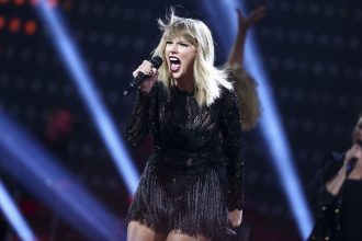 Para celebrar el inicio de su gira “The Eras Tour”: Taylor Swift lanzará cuatro “nuevas canciones”