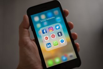 Estudio de la Universidad de Swansea indica que reducir 15 minutos del tiempo de uso diario de redes sociales ayuda a la salud