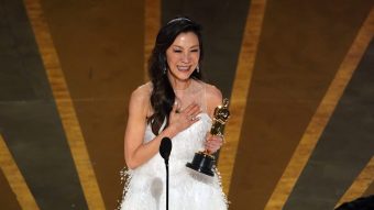 "Para todos los niños y niñas que son como yo": Michelle Yeoh es la primera mujer asiática en ganar un Oscar a Mejor Actriz