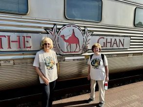 Vuelta al mundo en 80 días a los 81 años: La viral historia de Sandy y Ellie