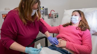 Lleva 5 años en remisión: La primera mujer del mundo en recibir la vacuna contra el cáncer de mama relató su experiencia
