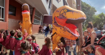 La mejor del mundo: Abuela se viraliza por disfrazarse de dinosaurio para ir a buscar a su nieto