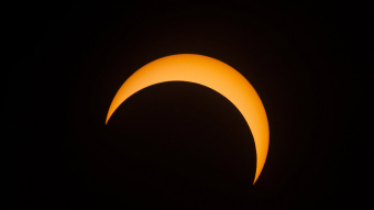 Uno de los menos frecuentes: Así podrás ver el eclipse híbrido solar de este jueves