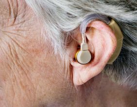 Investigadores británicos señalan que el uso de aparatos auditivos puede ayudar a reducir el riesgo de demencia