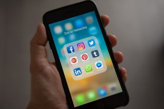 ¿Confirmas?: Estudio posiciona a Chile como el quinto país del mundo que más redes sociales consume al día