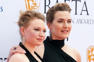 "Queremos recuperar a nuestros hijos”: Kate Winslet habla sobre los riesgos para la salud mental de internet en los BAFTA TV Awards
