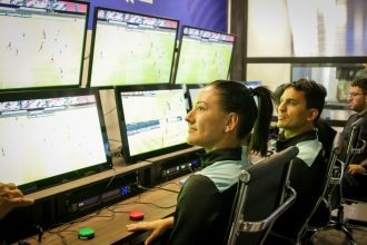 "Estoy muy feliz de representar a todas": Daiane Muniz, la primera mujer que lidera en el VAR de un partido de fútbol masculino