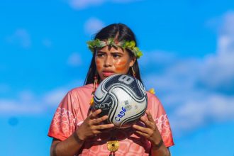 “Siento mucho orgullo": Ivanete Xerente se convierte en la primera futbolista profesional de un pueblo indígena en Brasil