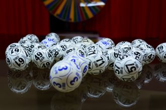 Encuesta indica que el 75% de los chilenos seguiría trabajando si se ganara la lotería
