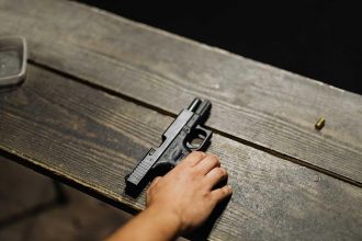 "Pueden implicar la muerte de niños, niñas y mujeres”: Presentan proyecto de ley para prohibir tenencia de armas a victimarios de violencia intrafamiliar