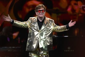"Podría ser mi último concierto en Inglaterra": Elton John emociona al público en su despedida del festival de Glastonbury