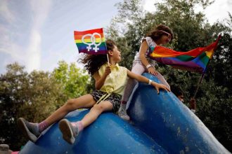 “Orgullo LGBT+2023”: El 65% de los chilenos está a favor de la adopción por parte de parejas del mismo sexo