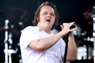 "Lo he necesitado más que nunca”: Lewis Capaldi agradece a sus fans por haber cantado con él durante crisis de Tourette