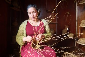 "Es un homenaje a mis ancestros": La artesana Raquel Aguilar participa en la bienal Révélations de parís representando a Chile