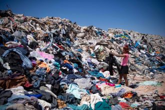 Una cantidad récord: En 2021 llegaron 156 mil toneladas de ropa usada a Chile y muchas prendas fueron desechadas