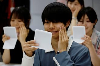 ¿Tendrías una clase así?: La tendencia en Japón de los cursos para aprender a sonreír