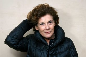 La cineasta chilena Carmen Castillo fue condecorada con la alta distinción de la Legión de Honor en Francia