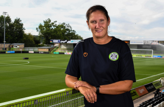 "Espero que aliente a más mujeres": Hannah Dingley, la primera mujer en dirigir un equipo de fútbol masculino inglés