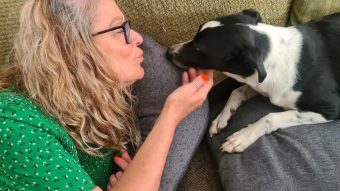 "Mi historia podría haber sido muy diferente": Mujer pudo detectar un cáncer gracias a su perrito
