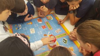 Estudio nacional destaca que los juegos de mesas mejoran las habilidades en matemáticas de niñas y niños