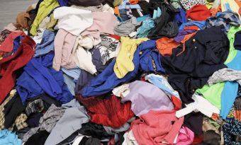 Para reducir la contaminación textil: Francia otorgará bonos a ciudadanos que reparen y reutilicen ropa