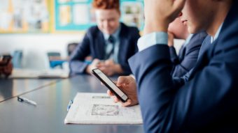 "Distraen y hacen que los alumnos rindan peor": Países Bajos limitará el uso de celulares en clases