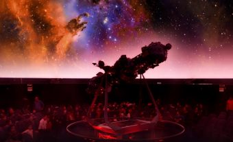 Coldplay por el Universo: La nueva experiencia inmersiva que llega al Planetario USACH