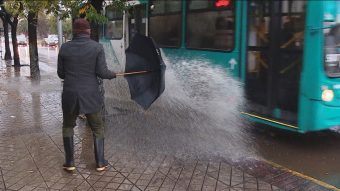 ¡Ojo! Conductores que mojen peatones en días de lluvia se exponen a multas