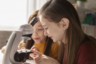 Universidades chilenas dictarán cursos gratuitos de ciencia y tecnología para niñas