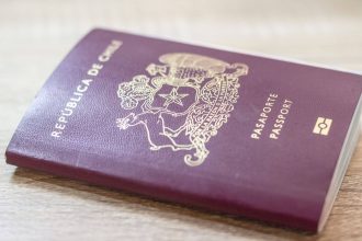 Por ser deudor de pensión alimenticia: Rechazan renovar pasaporte y carnet a chileno radicado en Estados Unidos