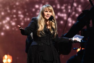 "Absolutamente tiene mi corazón": La reacción de Stevie Nicks a la Barbie inspirada en ella
